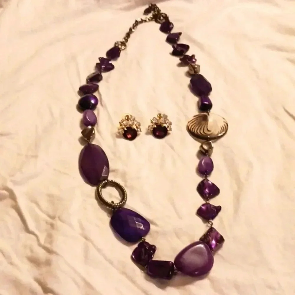 Beautiful  LG pearl necklace purple with earrings